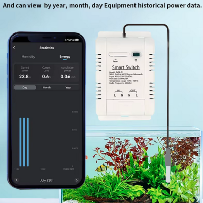Smartphone exibindo gráfico de energia e dispositivo Smart Switch branco próximo de aquário com plantas.
