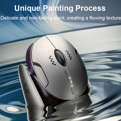 Rato de computador prateado com suporte prateado sobre superfície com efeito de água