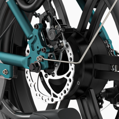Roda traseira de bicicleta com disco de travão, motor elétrico e pedal com refletor.