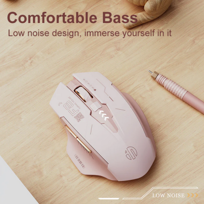 Rato de computador rosa com botões adicionais e roda dourada sobre mesa de madeira