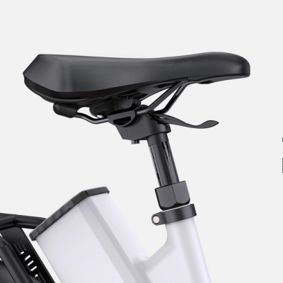 Assento de bicicleta preta em material sintético com estrutura branca e detalhes laranja