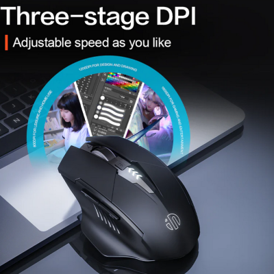 Rato de computador preto com luzes LED em frente a teclado de portátil.