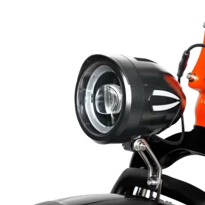 Farol redondo preto montado em estrutura preta com fundo branco