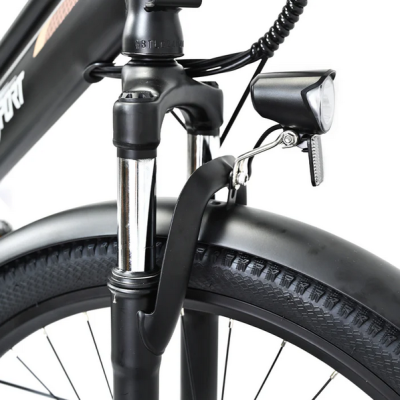 Roda dianteira de bicicleta preta com farol e guarda-lamas