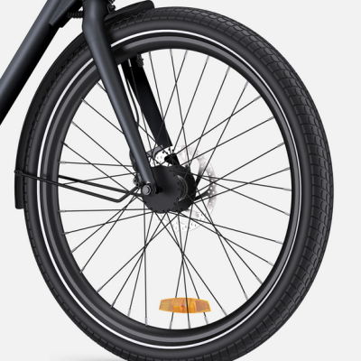 Roda dianteira de bicicleta preta com refletor laranja e farol duplo