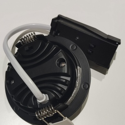 Spot de luz embutido preto com mola metálica e cabo branco