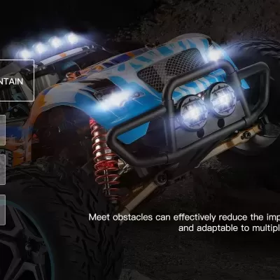 Carrinho RC outdoor azul com faróis LED e rodas grandes em terreno rochoso