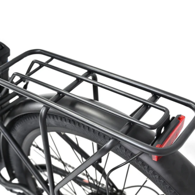 Suporte de bagageira metálico preto com refletor em bicicleta