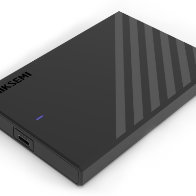 Disco rígido externo preto com riscas diagonais e conector USB tipo C