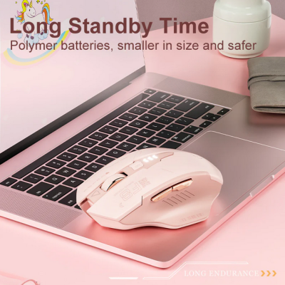 Rato cor-de-rosa sobre portátil prateado com teclado preto e texto promocional ao fundo