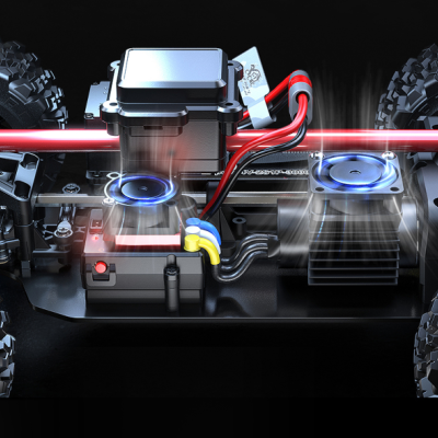 Chassi de carro RC com pneus grandes e motor com ventoinhas a funcionar