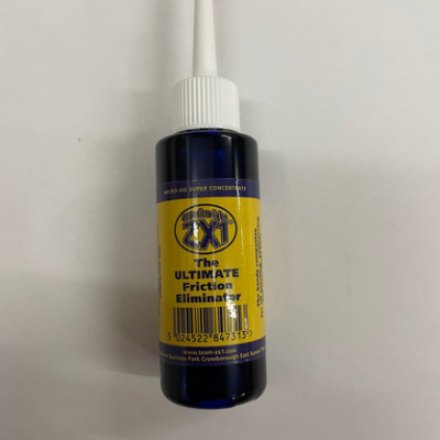 Frasco azul de lubrificante com rótulo amarelo e tampa branca de bico fino