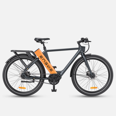 Bicicleta elétrica cinzento escuro com bateria laranja ENGWE e para-lamas