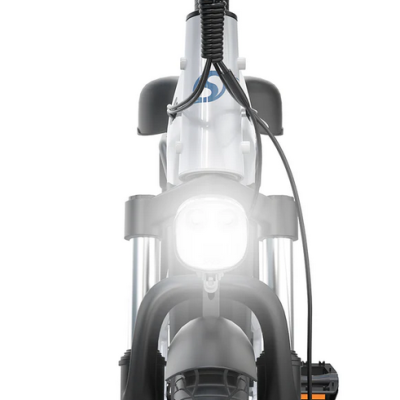 Bicicleta elétrica vista de frente com luz frontal ligada e suspensão dianteira