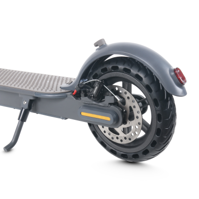 Roda traseira de trotinet elétrico cinzento com travão de disco e luz traseira