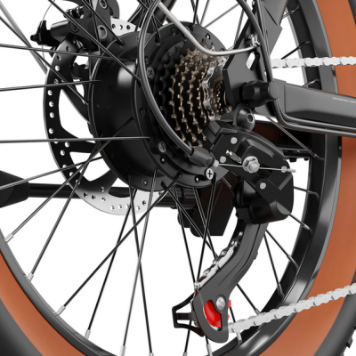 Roda traseira de bicicleta com cassete de velocidades e desviador preto