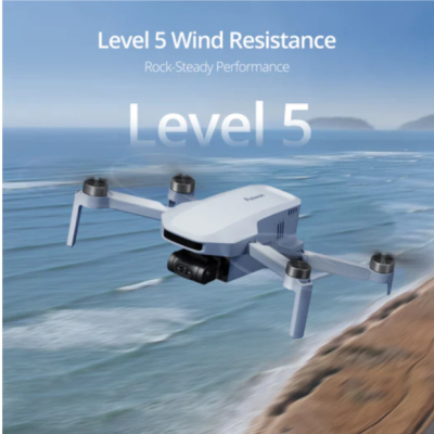 Drone cinzento voando sobre o mar com texto sobre resistência ao vento nível 5