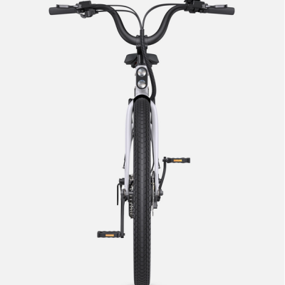 Bicicleta eléctrica cinza vista de frente com guiador preto e pneus pretos.