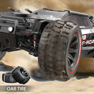 Carro rádio controlado off-road com pneus grandes em areia