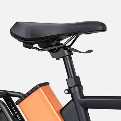 Sela preta de bicicleta com bateria laranja no quadro