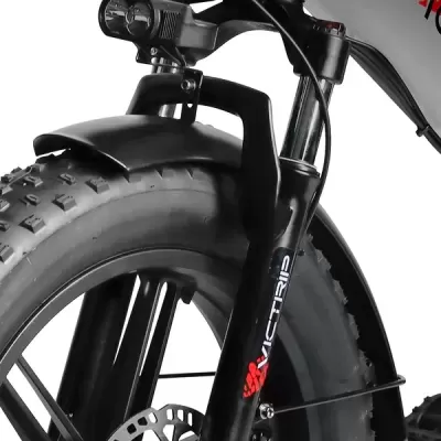 Bicicleta preta com pneus grossos e farol dianteiro