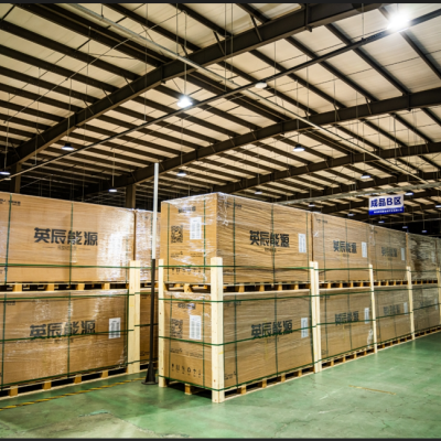 Paletes embaladas em armazém com texto em caracteres chineses