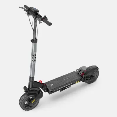 Trotinete elétrica cinza e preta com pneus grandes e display no guiador