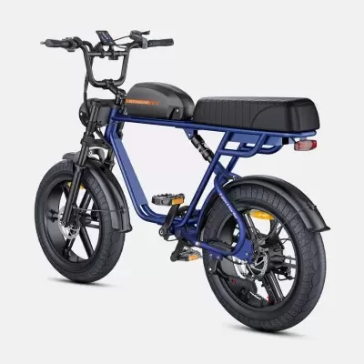 Bicicleta elétrica com estrutura azul escura e assento preto