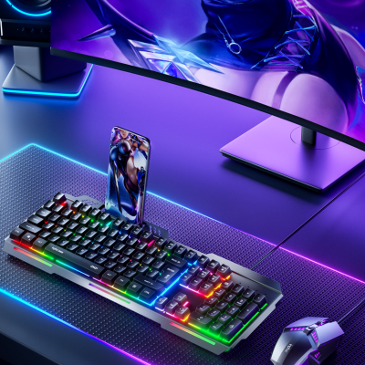 Teclado mecânico RGB, rato gaming e ecrã curvo com iluminação LED colorida