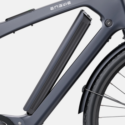 Parte de bicicleta elétrica cinza com bateria integrada e roda traseira com guarda-lamas preto