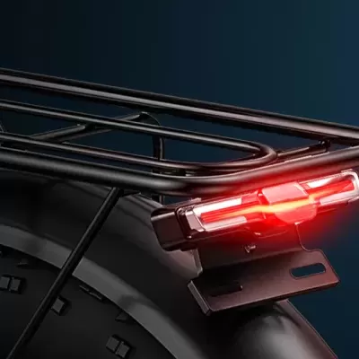 Bagageira e farolim traseiro de bicicleta ou moto com luz vermelha ligada