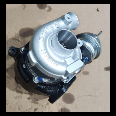 Turbo Garrett metálico prateado e preto sobre papelão com manchas