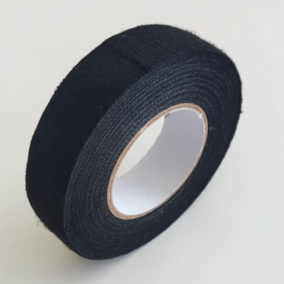 Rolo de fita preta de tecido com centro branco