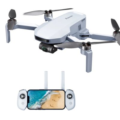 Drone branco com quatro hélices e comando com ecrã a mostrar praia