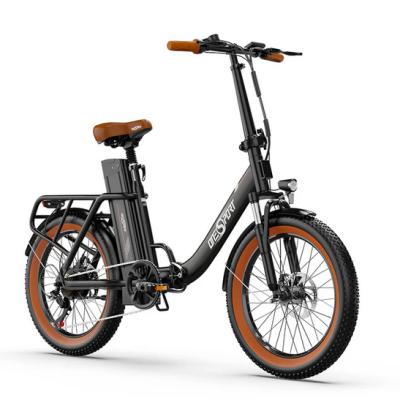 Bicicleta elétrica preta com detalhes castanhos e pneus castanhos, bateria e luz frontal.