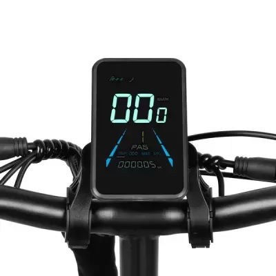 Painel digital LED em guiador de bicicleta com velocidade e odómetro.