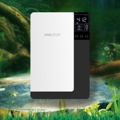 Purificador de ar HOLTOP com ecrã digital em ambiente natural
