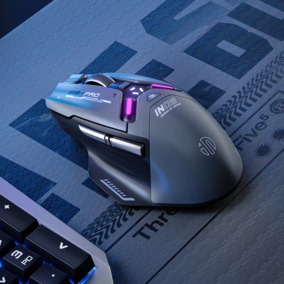 Rato gaming cinzento escuro com iluminação roxa sobre tapete de rato azul com padrões e teclado retroiluminado