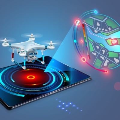 Drone branco a voar sobre tablet com projeção holográfica de mapa