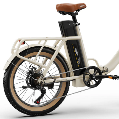 Bicicleta elétrica branca com bateria preta e banco castanho