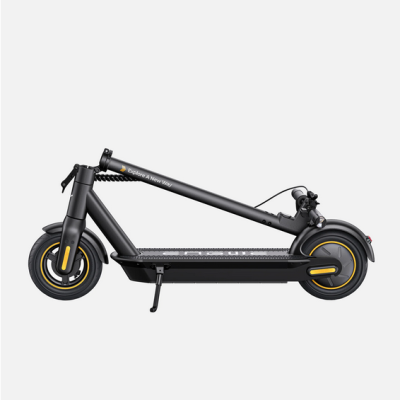 Trotinete elétrica preta dobrada com detalhes amarelos