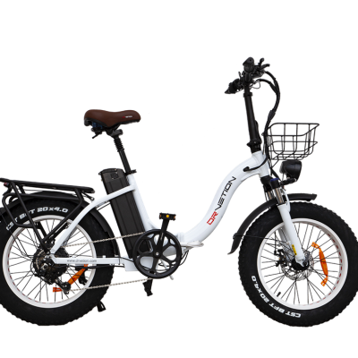 Bicicleta elétrica branca com pneus largos e cesto frontal