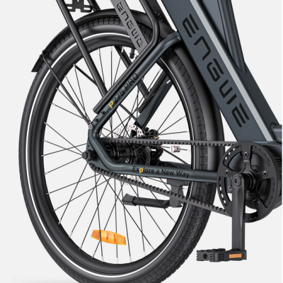 Roda traseira de bicicleta elétrica ENGUUE preta com detalhes do quadro e correia dentada