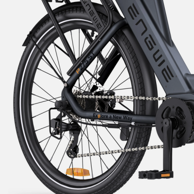 Bicicleta elétrica cinzenta escura vista de detalhe lateral traseira