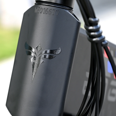 Motor de scooter elétrico preto com logotipo prateado e número de série