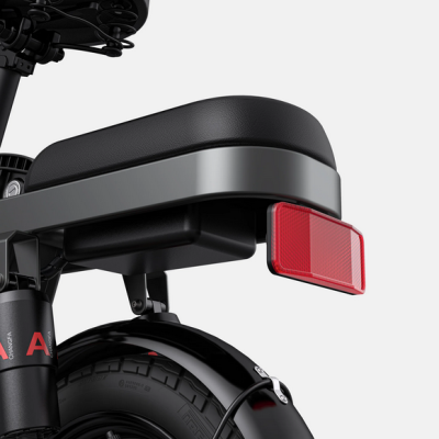 Parte traseira de bicicleta elétrica com banco preto e reflector vermelho