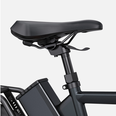 Selim preto de bicicleta com bateria retangular no quadro preto