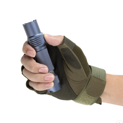 Mão com luva militar segurando lanterna tática azul