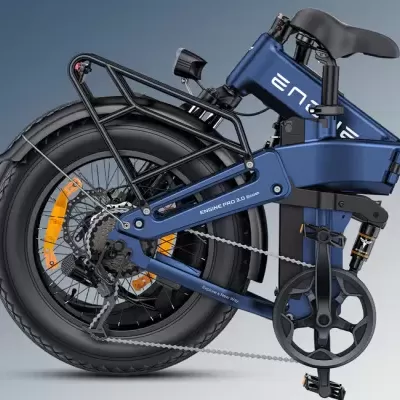 Bicicleta elétrica dobrável azul e preta com letras brancas, pneus grossos e suspensão traseira