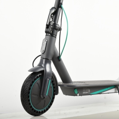 Trotinete elétrica cinza escuro com detalhes verdes sobre fundo branco